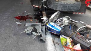 تصادف یک موتورسیکلت پرسرعت با خودروی سواری
